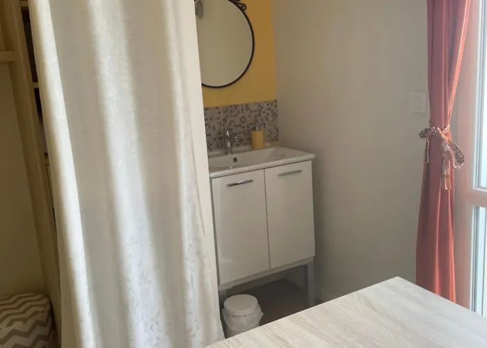 公寓 Avec Espaces Communs Equipes Parfait Pour Sejour Professionnel Ou Ambiance Conviviale 拉瓦勒